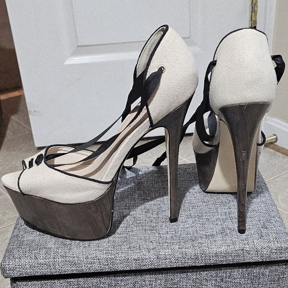 Shoe Dazzle Black and Cream Platform Heels - Picture 5 of 6